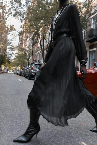 Платье миди плиссированное с ремнем и контрастной отделкой- Заказать в России