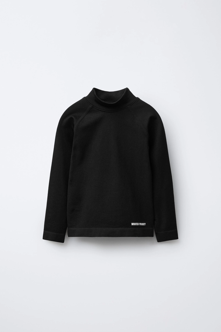 Воздухопроницаемая рубашка с ребристым узором и поднятым слоганом