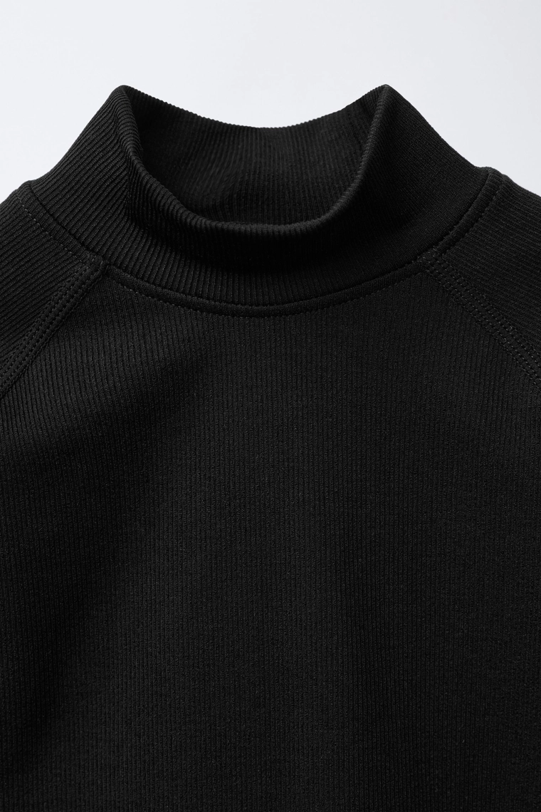 Воздухопроницаемая рубашка с ребристым узором и поднятым слоганом