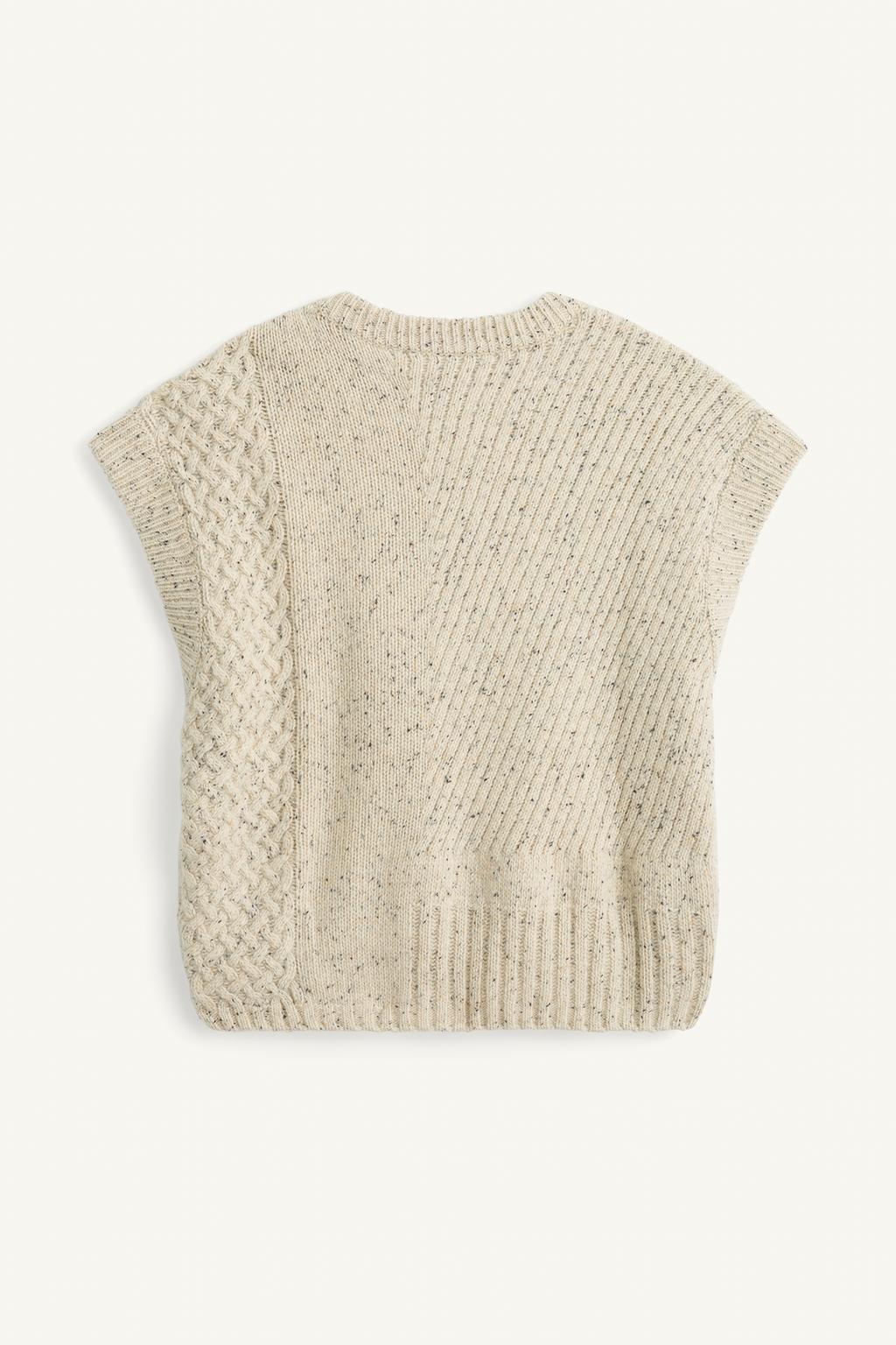 Вязаный жилет