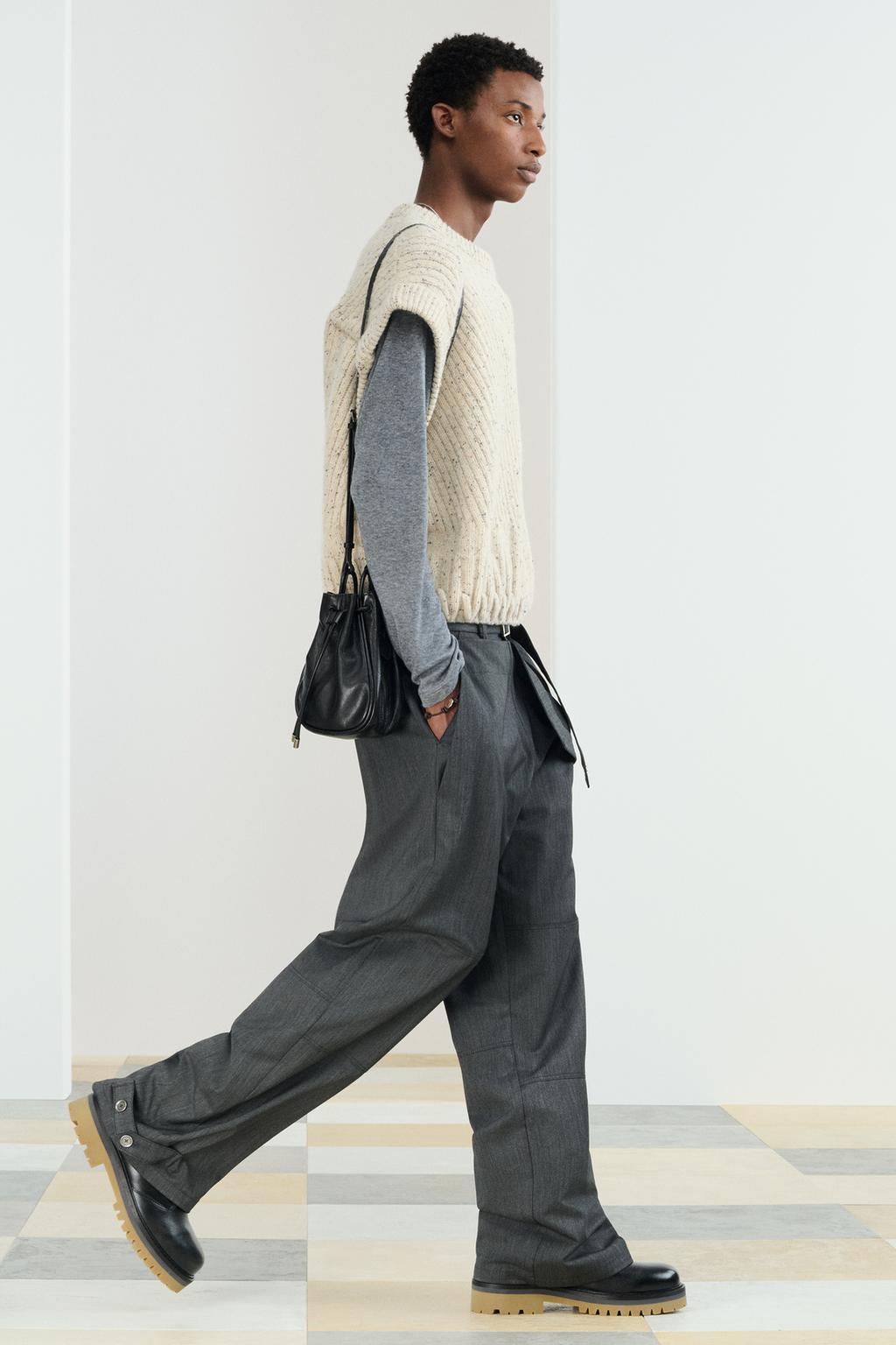 Вязаный жилет