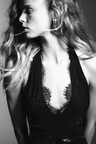 Короткое платье халтер с пайетками- Заказать в России