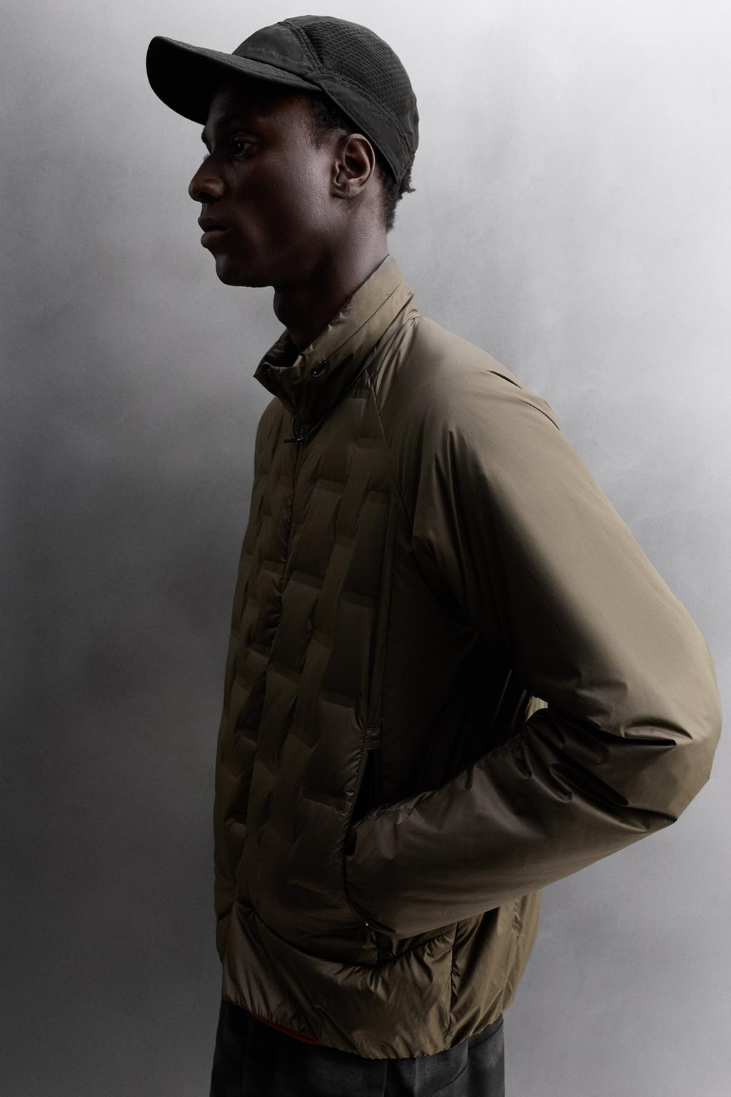 СТЕГАНАЯ КУРТКА С НАПОЛНИТЕЛЕМ ИЗ ПУХА ДЛЯ БЕГА