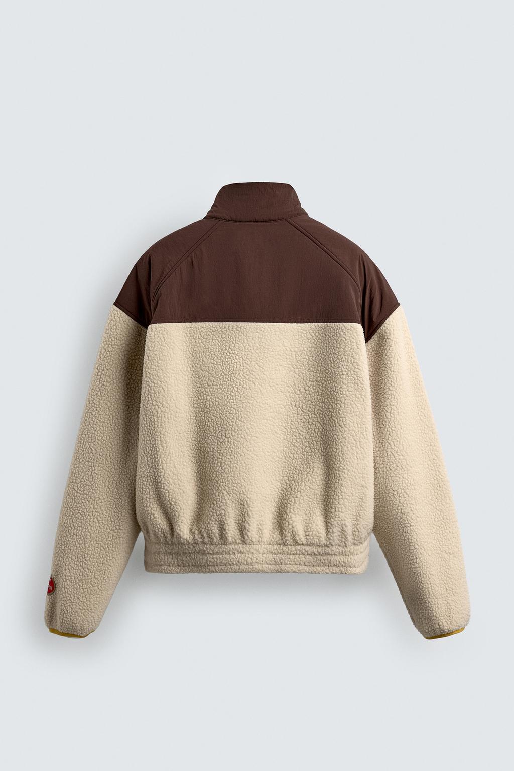 КУРТКА ИЗ ИСКУССТВЕННОЙ ОВЧИНЫ С КОНТРАСТНЫМИ ВСТАВКАМИ