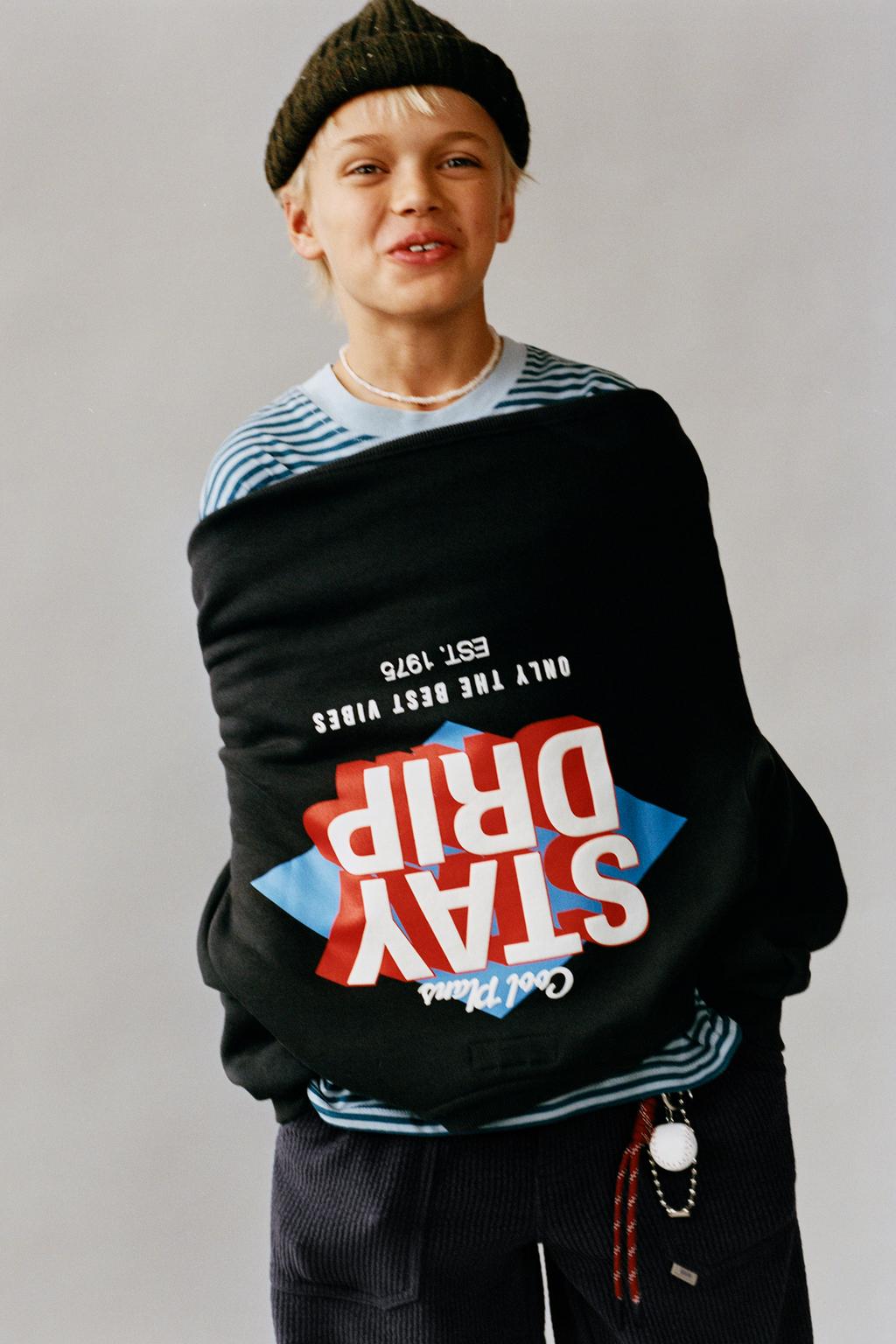 ТОЛСТОВКА С РЕЛЬЕФНОЙ НАДПИСЬЮ