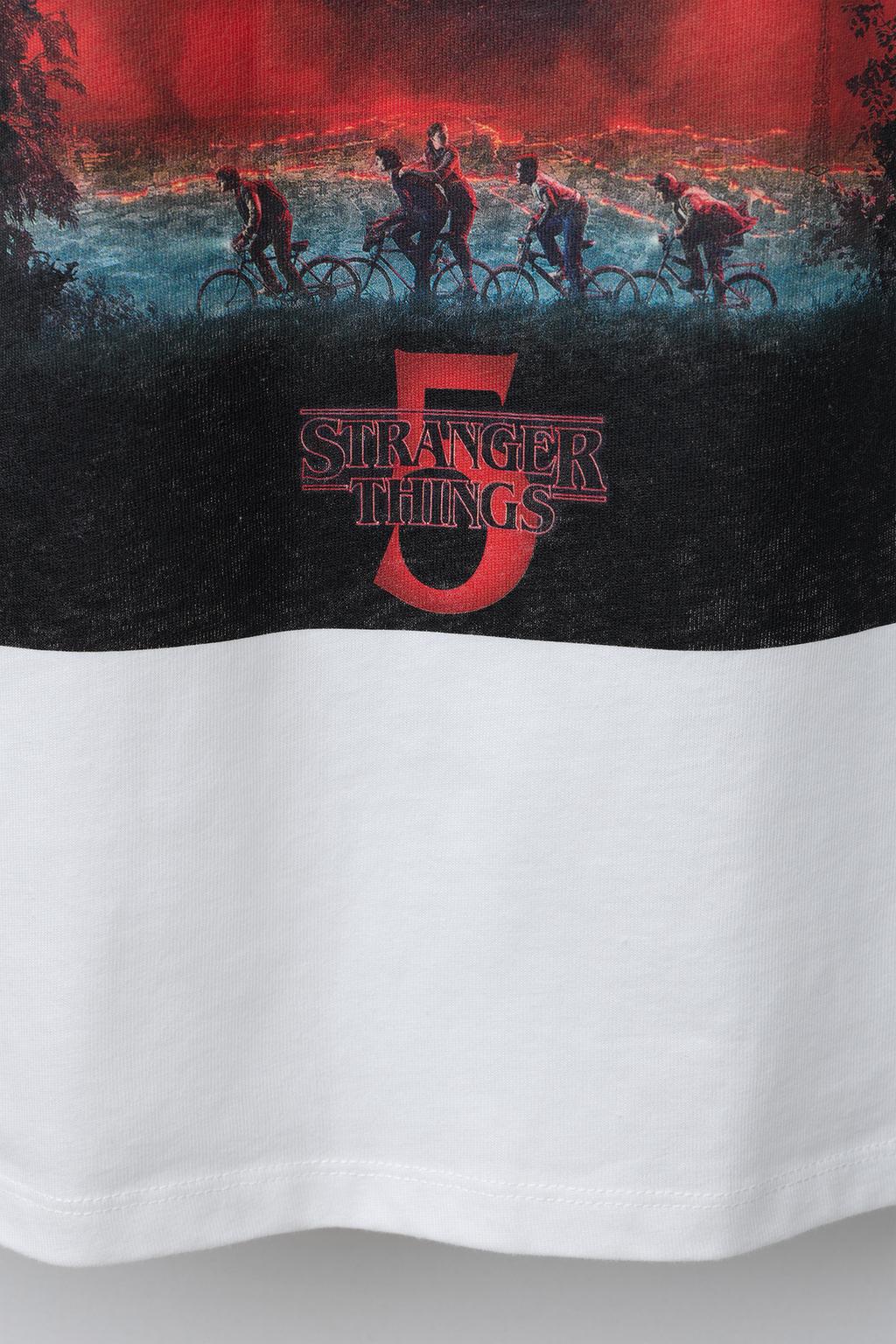 ФУТБОЛКА С КОНТРАСТНЫМ ВОРОТНИКОМ STRANGER THINGS © NETFLIX