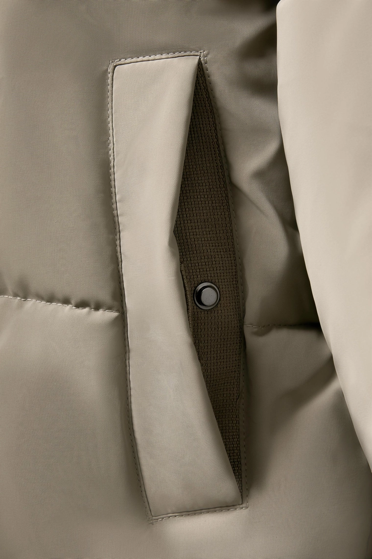 Короткий анорак с капюшоном, ветрозащитой и водоотталкивающей отделкой