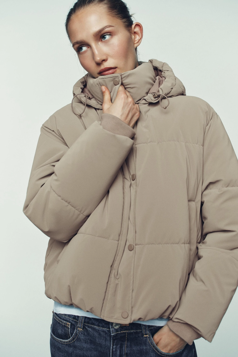 Короткий анорак с капюшоном, ветрозащитой и водоотталкивающей отделкой