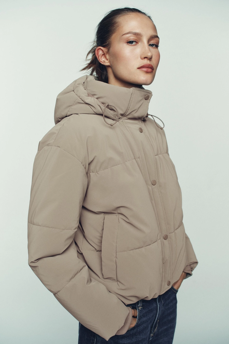 Короткий анорак с капюшоном, ветрозащитой и водоотталкивающей отделкой