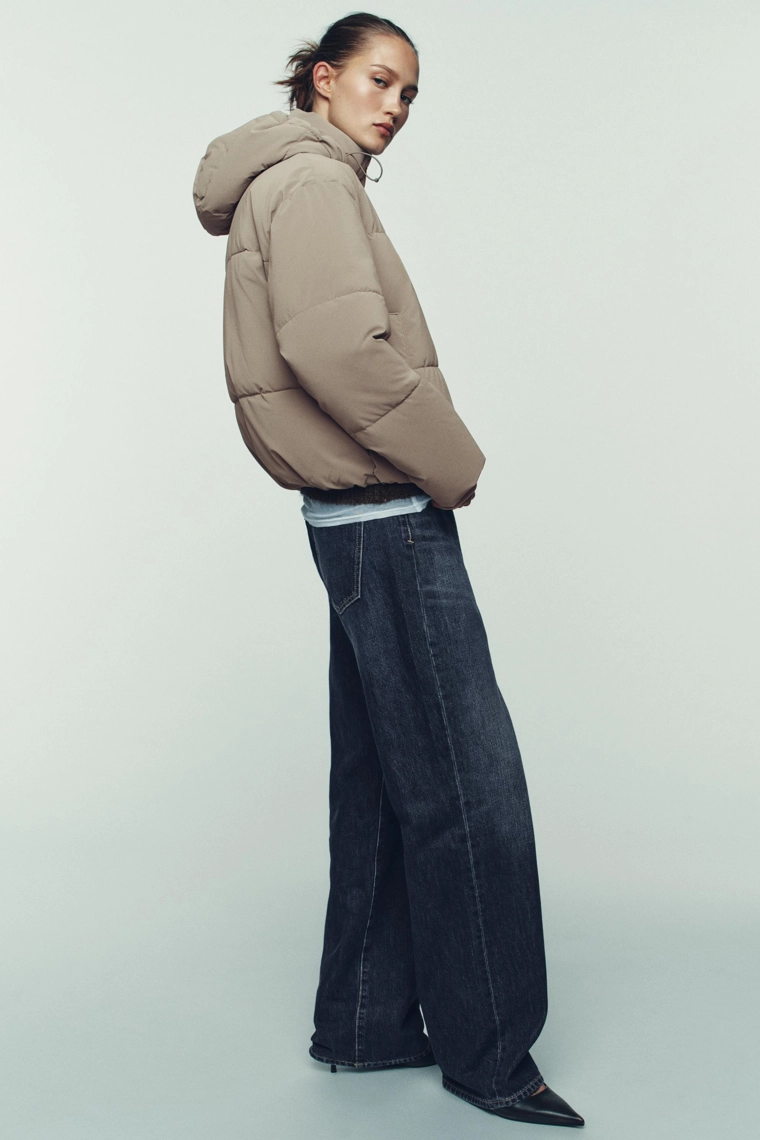 Короткий анорак с капюшоном, ветрозащитой и водоотталкивающей отделкой