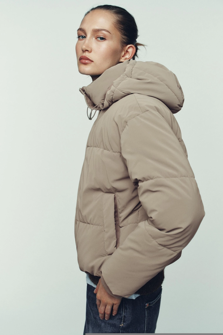 Короткий анорак с капюшоном, ветрозащитой и водоотталкивающей отделкой