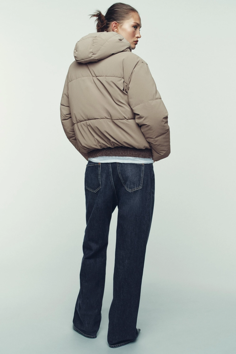 Короткий анорак с капюшоном, ветрозащитой и водоотталкивающей отделкой