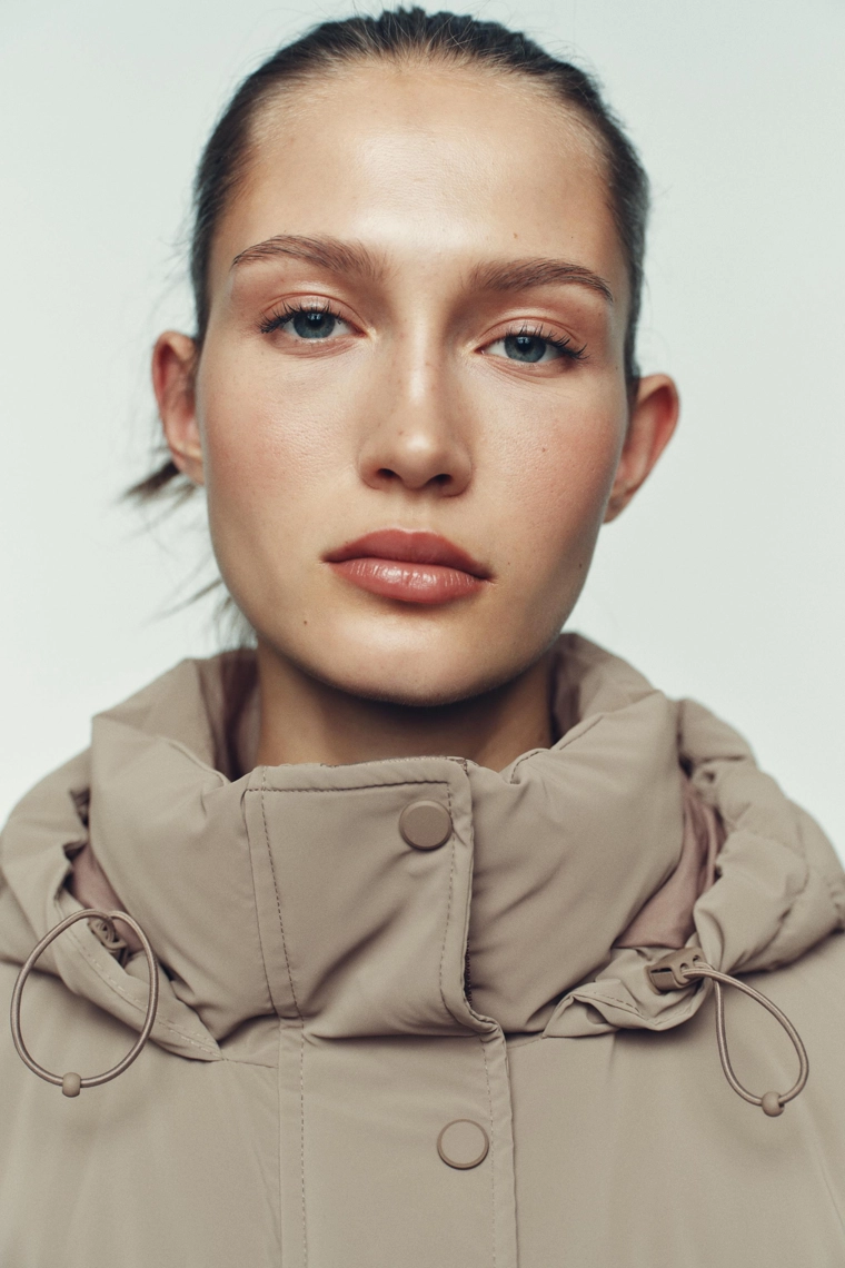 Короткий анорак с капюшоном, ветрозащитой и водоотталкивающей отделкой