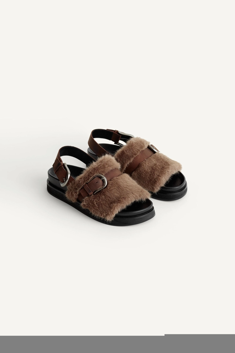 Шлепанцы с меховым ремешком