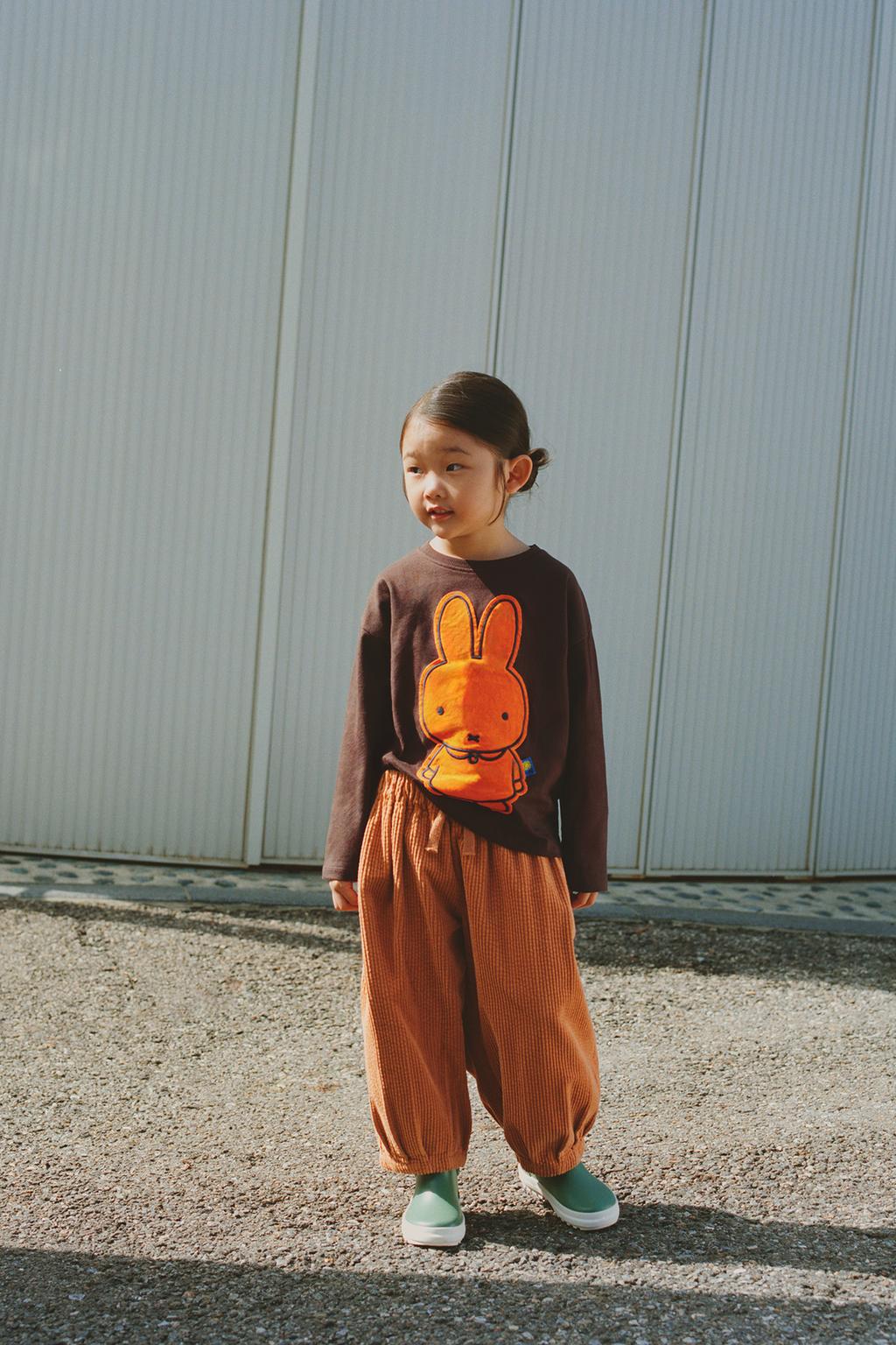 ФУТБОЛКА С ВЕЛЬВЕТОВОЙ НАШИВКОЙ MIFFY™ MERCIS BV ©