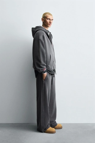 Джоггеры WIDE FIT с эффектом потертости- Заказать в России