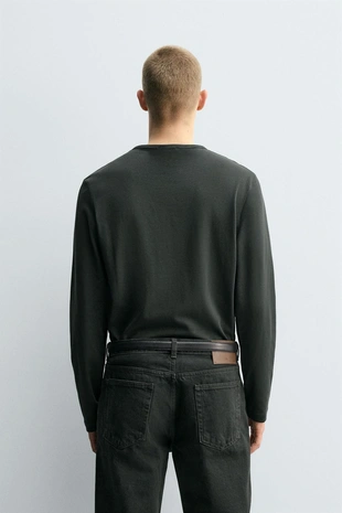 Футболка RELAXED FIT с воротником на пуговицах- Заказать в России