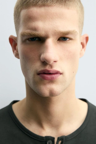 Футболка RELAXED FIT с воротником на пуговицах- Заказать в России