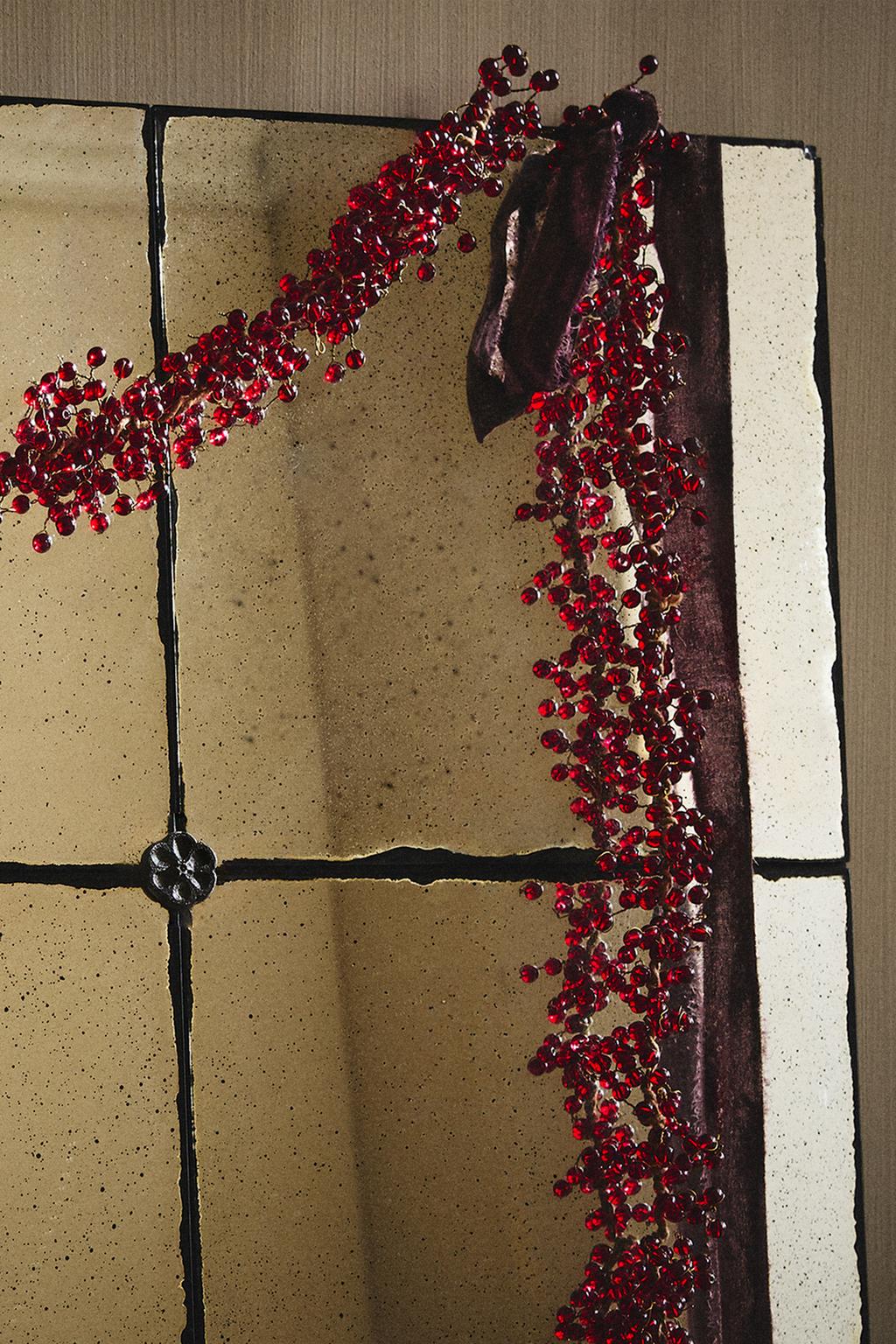 Гирлянда с красными шариками