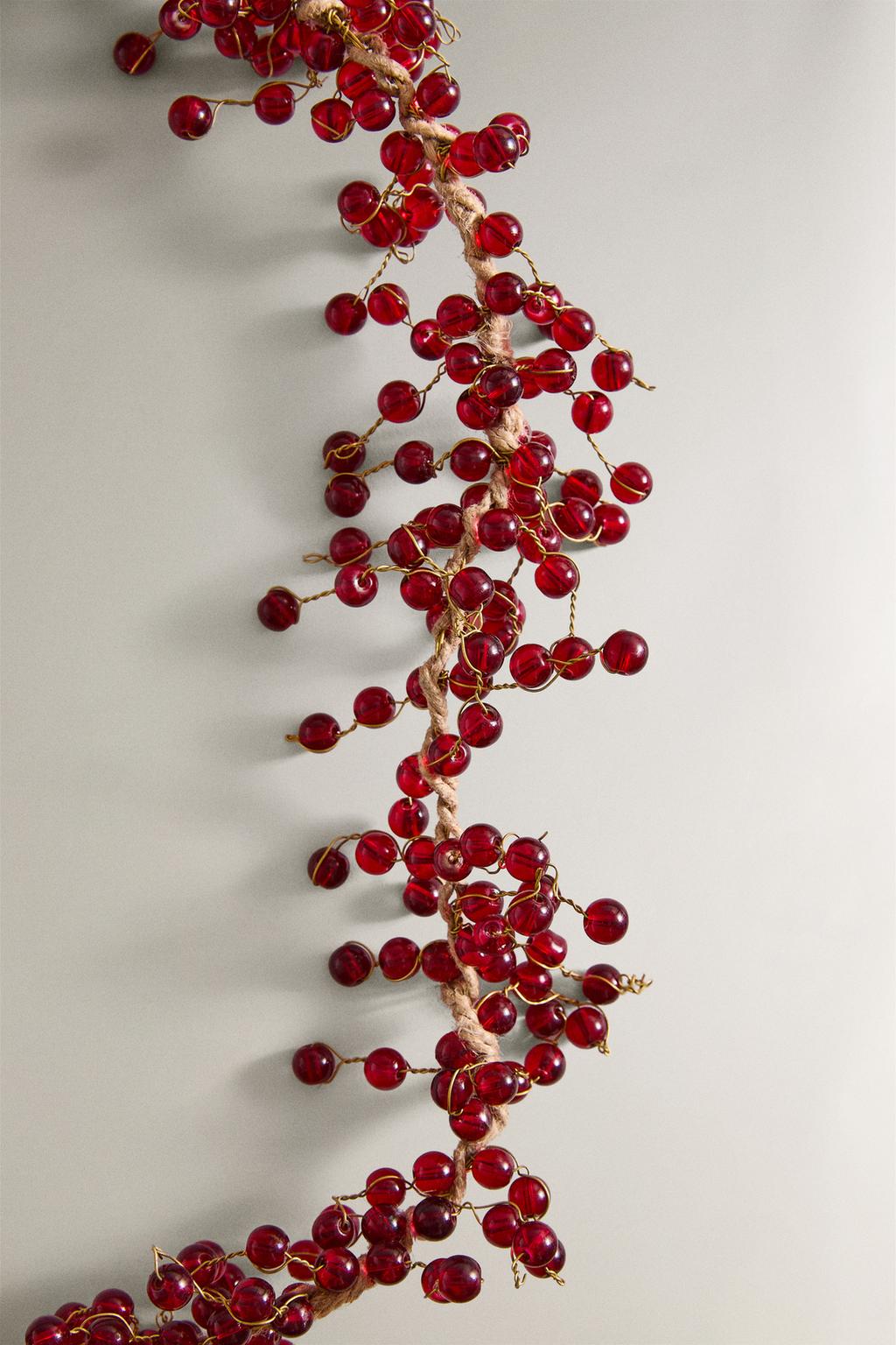 Гирлянда с красными шариками