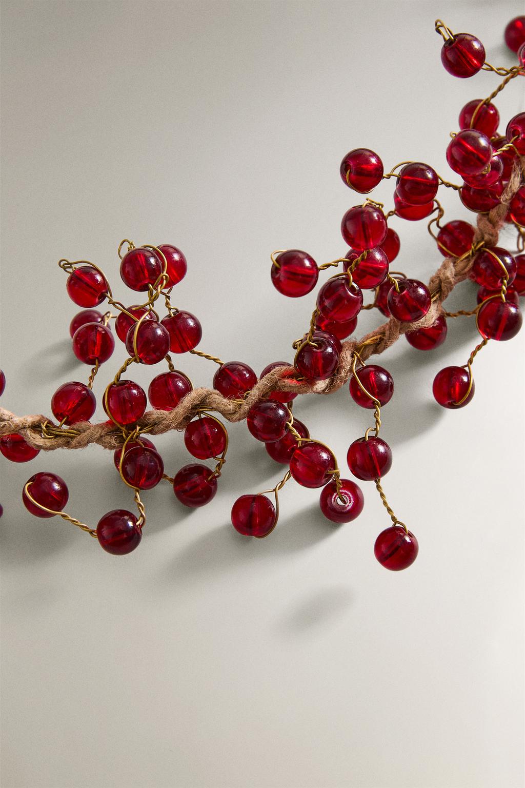 Гирлянда с красными шариками