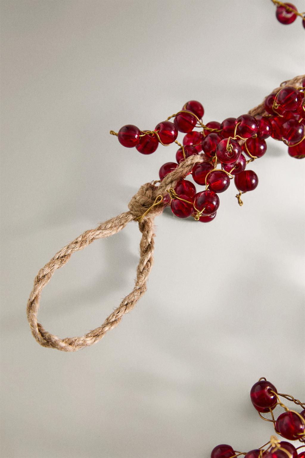 Гирлянда с красными шариками