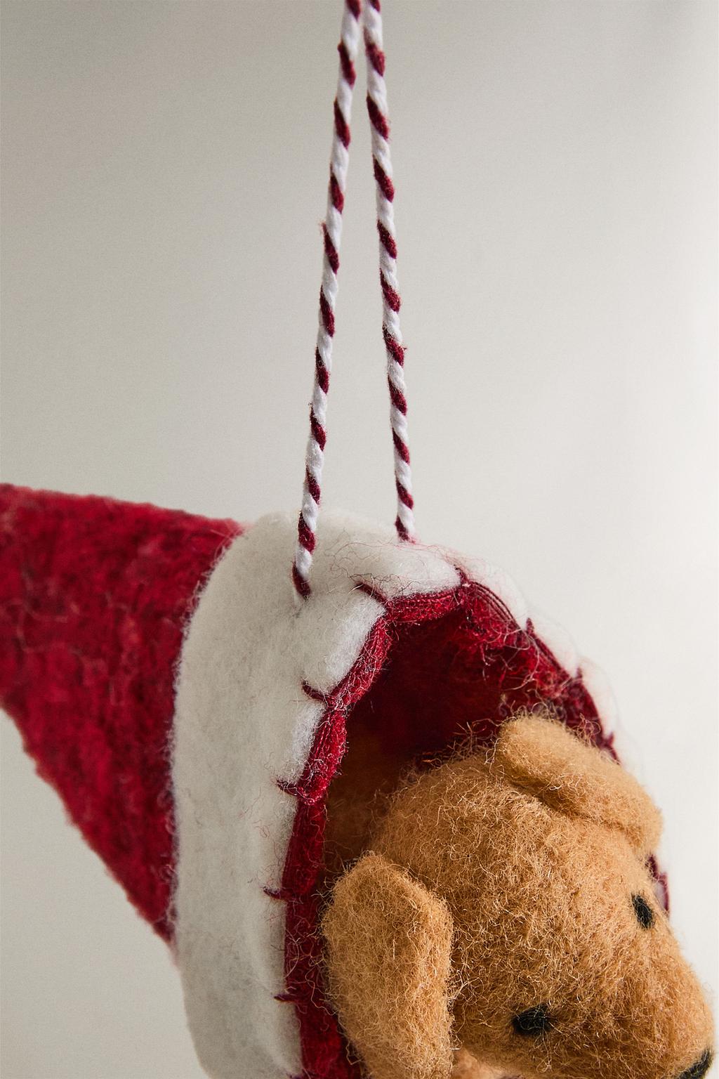 Новогодняя игрушка для елки из фетра с собакой породы золотистый ретривер в новогодней шапке