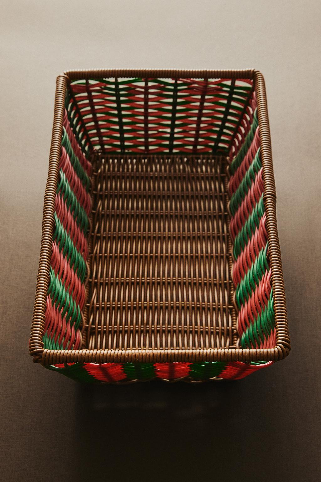 Корзина для подарков в рождественских цветах