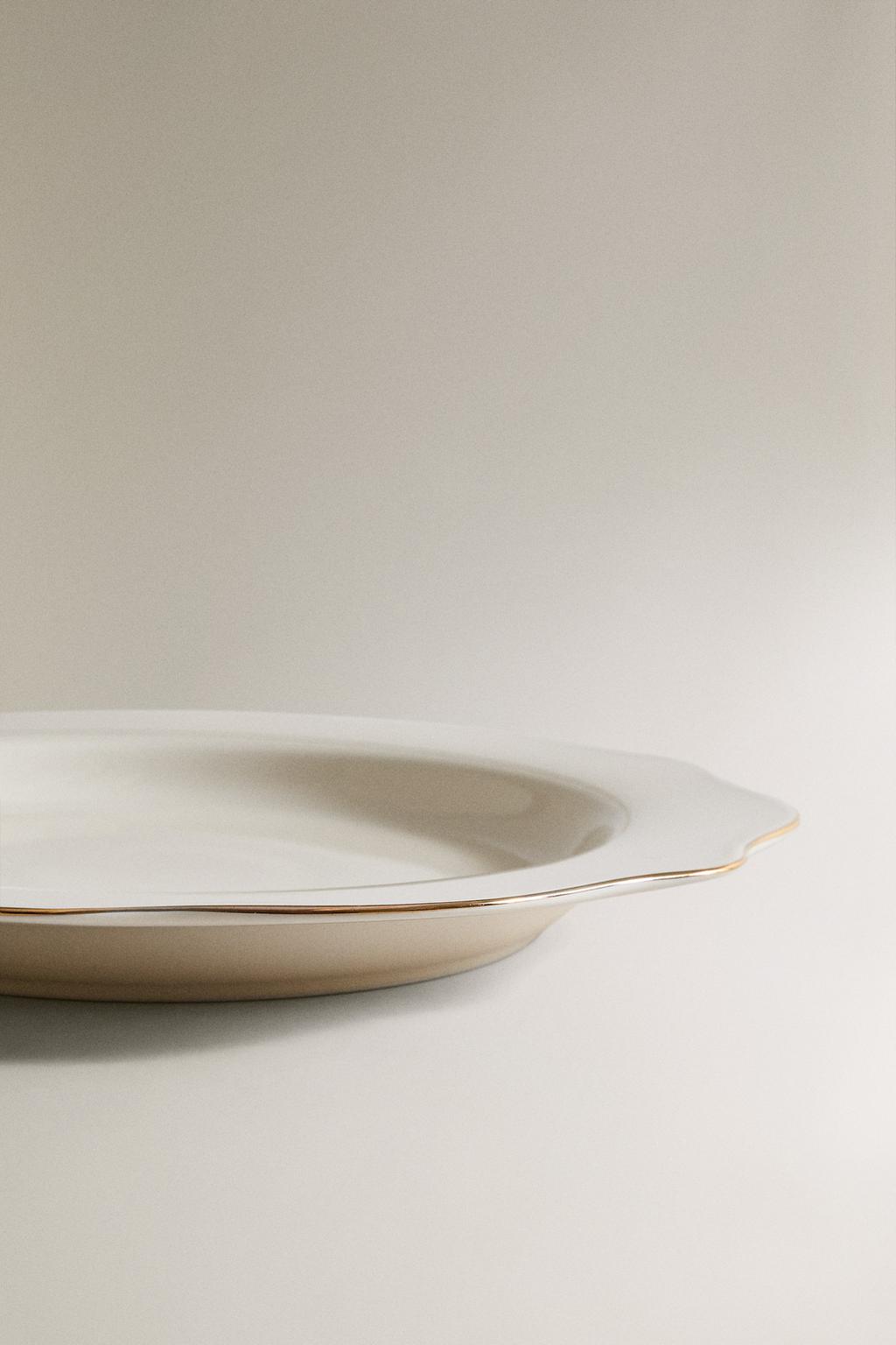 Фарфоровый обеденный тарелка с деталью по краю