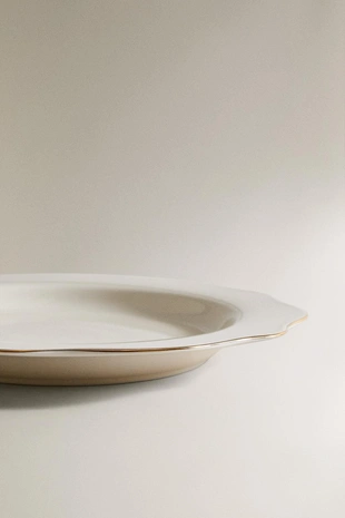 Фарфоровый обеденный тарелка с деталью по краю- Заказать в России