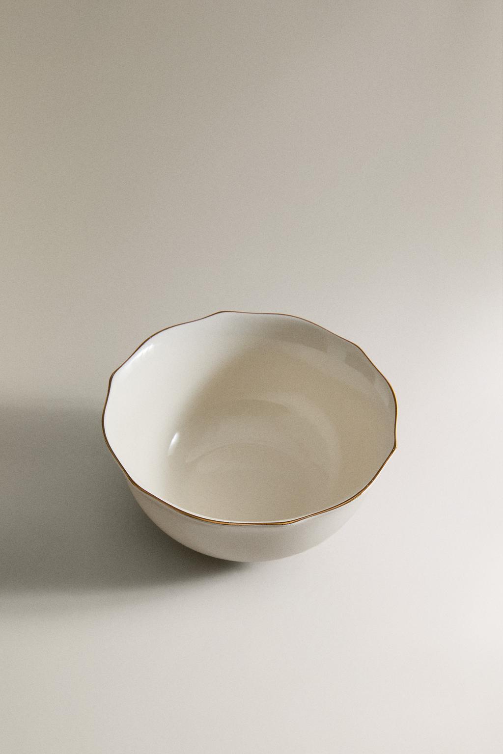 Порцеляновая чаша с деталями на краю