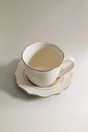 Фарфоровая чашка и блюдце с деталями на краю- Заказать в России