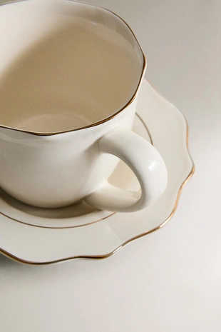 Фарфоровая чашка и блюдце с деталями на краю- Заказать в России