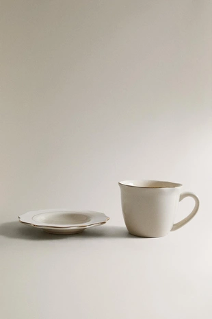 Фарфоровая чашка и блюдце с деталями на краю- Заказать в России