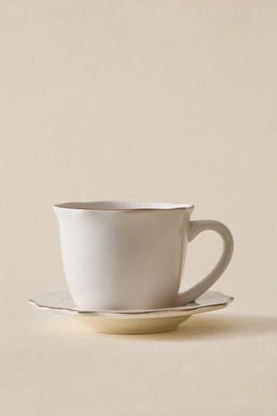 Фарфоровая чашка и блюдце с деталями на краю- Заказать в России