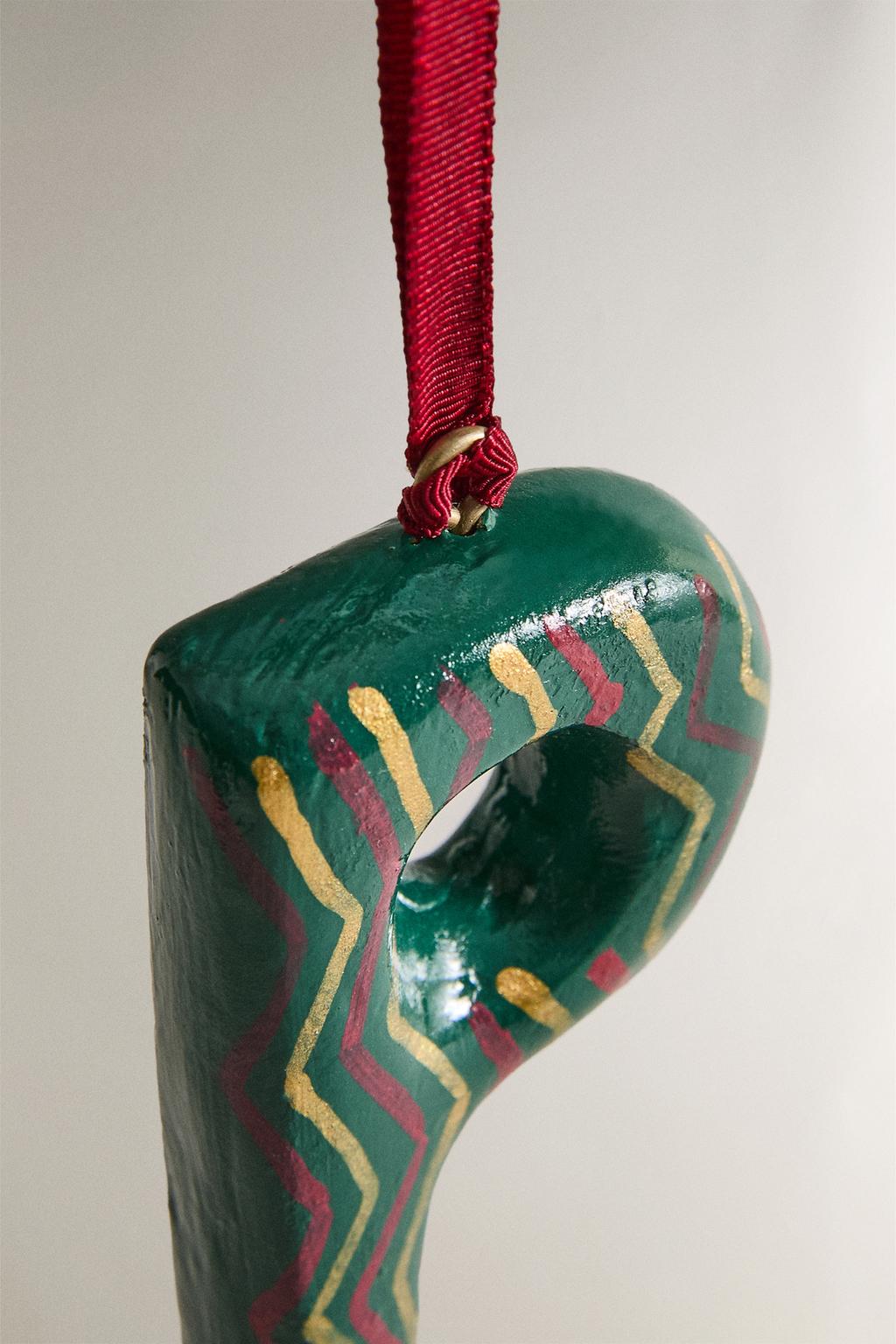 Рождественская игрушка на ёлку буква p