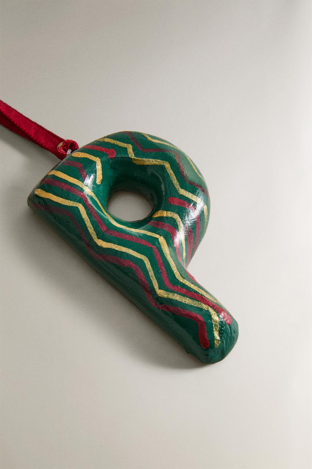 Рождественская игрушка на ёлку буква p