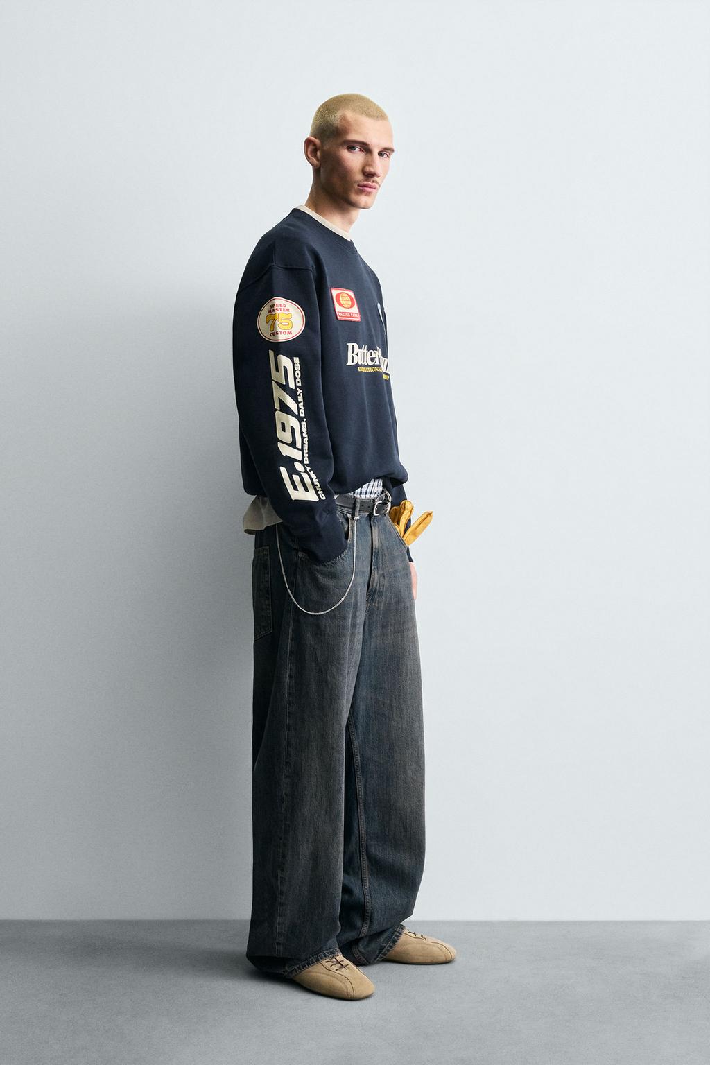 ТОЛСТОВКА С КРУГЛЫМ ВЫРЕЗОМ И НАШИВКАМИ