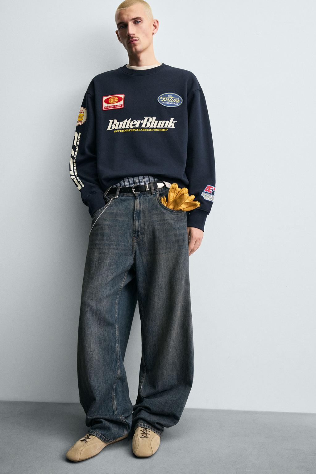 ТОЛСТОВКА С КРУГЛЫМ ВЫРЕЗОМ И НАШИВКАМИ