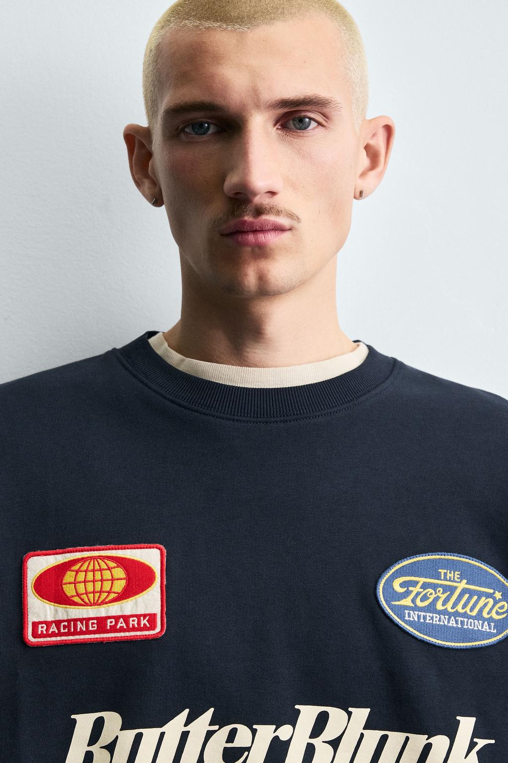 ТОЛСТОВКА С КРУГЛЫМ ВЫРЕЗОМ И НАШИВКАМИ