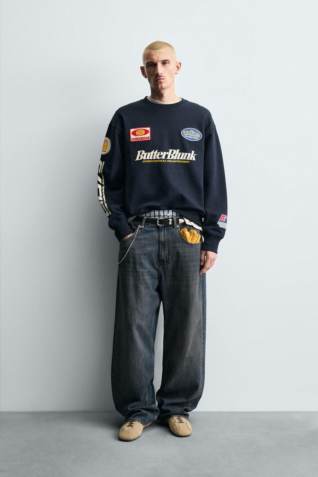 ТОЛСТОВКА С КРУГЛЫМ ВЫРЕЗОМ И НАШИВКАМИ