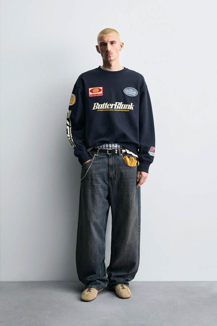 Свитшот с круглым вырезом и нашивками