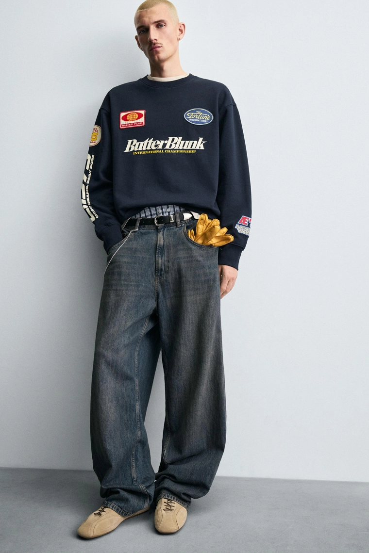 Свитшот с круглым вырезом и нашивками