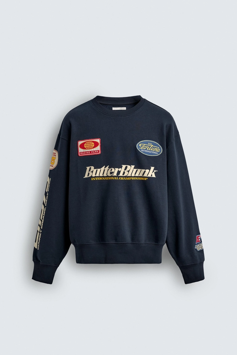 Свитшот с круглым вырезом и нашивками