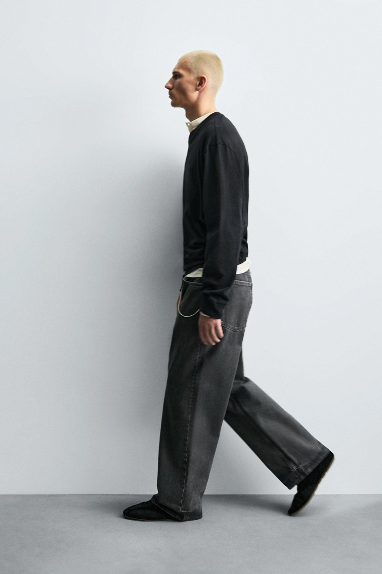 Джинсы в свободном стиле с эффектом воскового покрытия