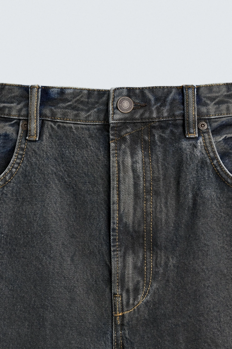 Джинсы в свободном стиле с эффектом воскового покрытия