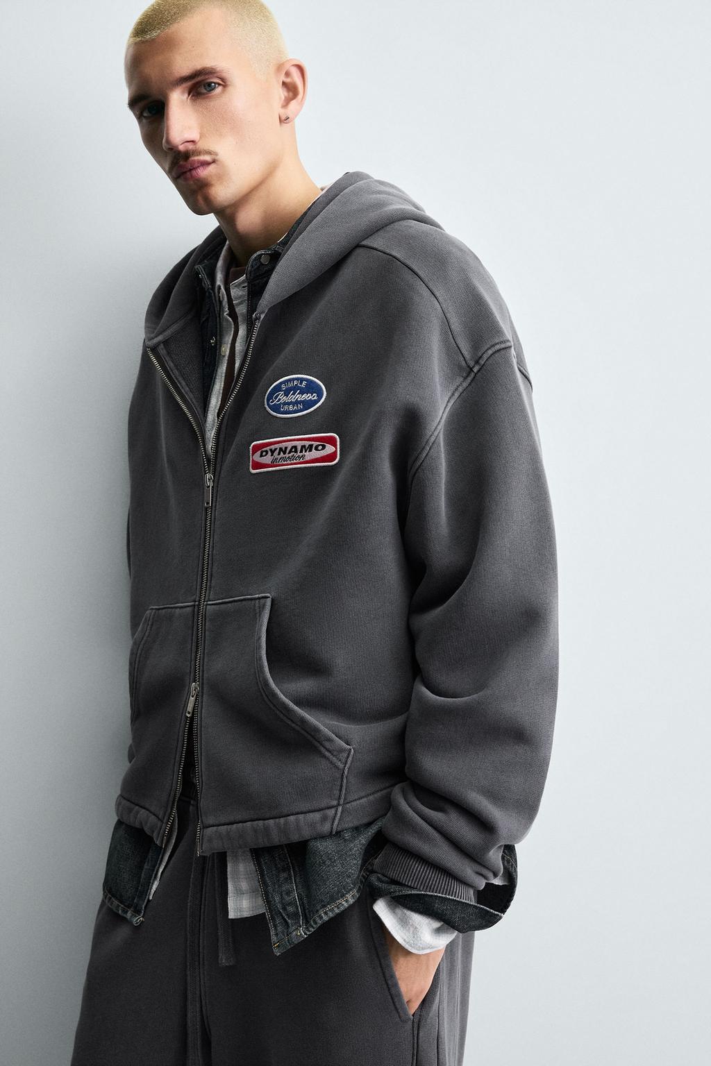 ХУДИ ИЗ ТКАНИ С ЭФФЕКТОМ ПОТЕРТОСТИ С НАШИВКАМИ