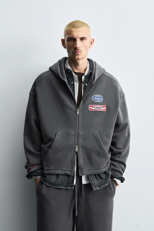 Худи из ткани с эффектом потертости с нашивками- Заказать в России