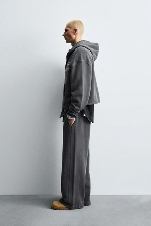 Худи из ткани с эффектом потертости с нашивками- Заказать в России