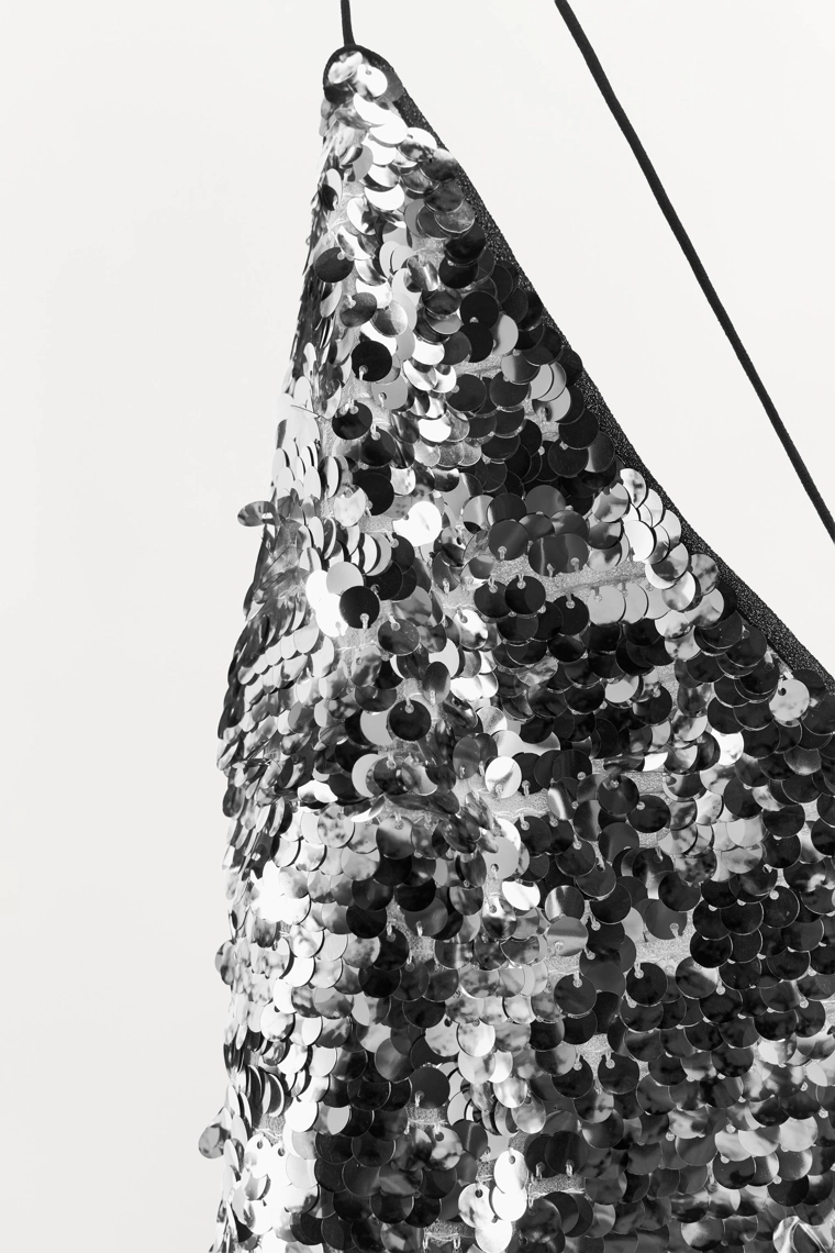 Платье с пайетками на тонких бретелях